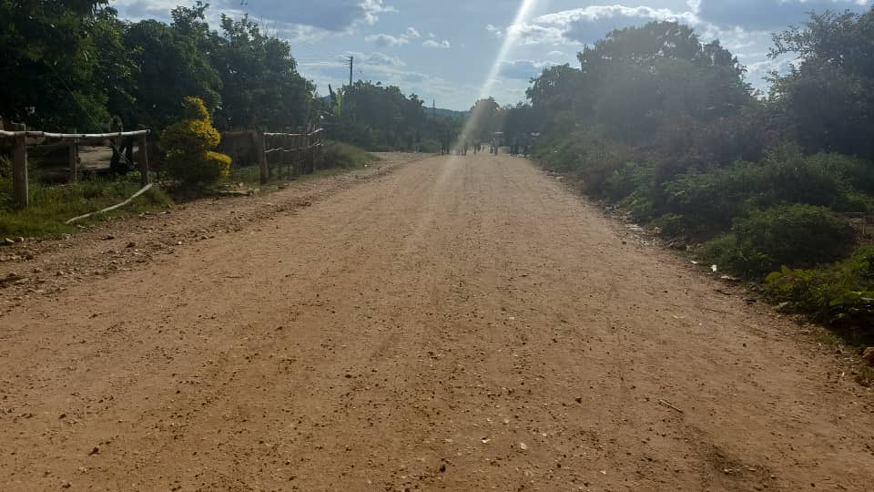 nickmangwana's tweet photo. ZVIMBA
Matoranjera-Rwenhombo-Zumbara-Chigaro Hombwe Road is 110 km long. The road Links St Ruperts,Chitomborwizi,Matoranjera primary and secondary schools,Zumbara business and Zumbara clinic. The road is under Makonde RDC and expected to be complete in two months time. #ERR2 https://t.co/RNofNA9mfG
