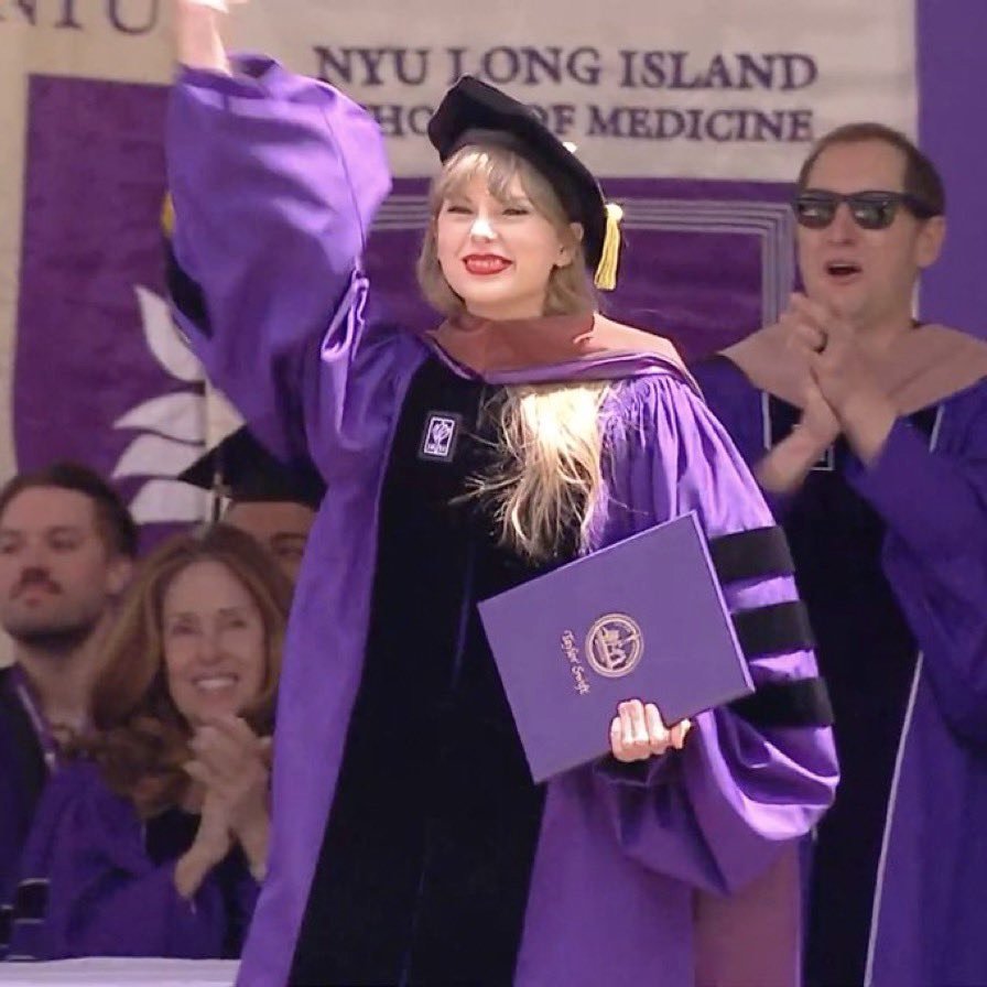 TheSwiftSociety's tweet photo. 👩‍🎓| DR TAYLOR ALISON SWIFT! https://t.co/M3fHCkl2zE