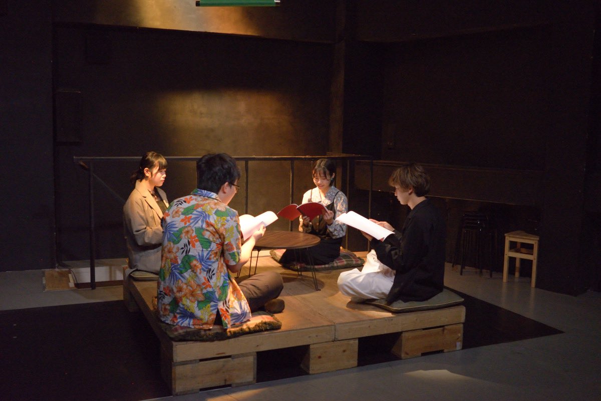 script_text's tweet photo. 「石版と織物」創刊記念リーディング公演、本日無事に初日を迎える事ができました！各作品の様子を、江戸川カエルさん(@FrogGoHome)さんの写真でお届けします。
◆「腹の底」作:村田千尋　演出:安保泰我
◆「投影される私はいない」作:小野晃太郎　演出:山田カイル https://t.co/AaVgjbusAj