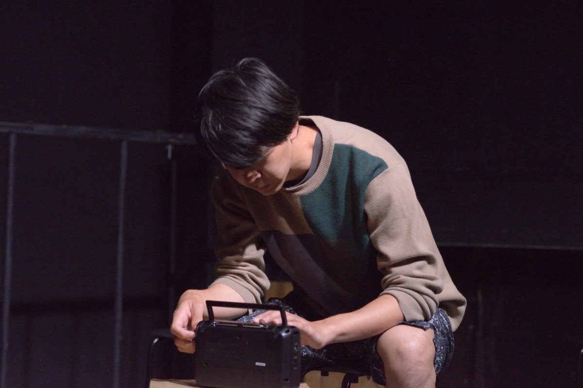 script_text's tweet photo. 「石版と織物」創刊記念リーディング公演、本日無事に初日を迎える事ができました！各作品の様子を、江戸川カエルさん(@FrogGoHome)さんの写真でお届けします。
◆「腹の底」作:村田千尋　演出:安保泰我
◆「投影される私はいない」作:小野晃太郎　演出:山田カイル https://t.co/AaVgjbusAj