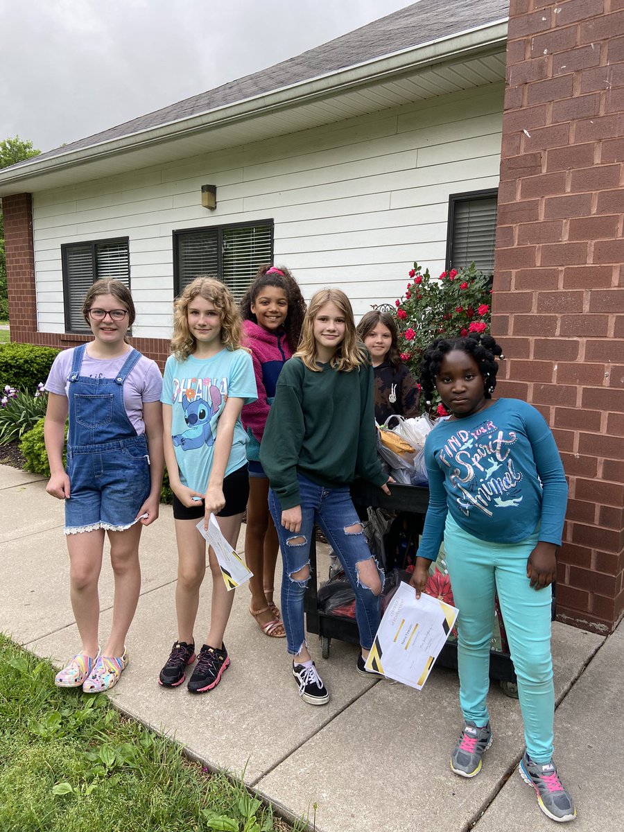 <a href="/ElizabethRyberg/">Elizabeth Ryberg</a> <a href="/RweRams/">Ridgeway Elementary</a> Bringing gifts and supplies to our friends at City of Refuge. Thank you to Mrs. Renaud for Art for Others/friendship bracelets. RWE Kindness Week 😊💕