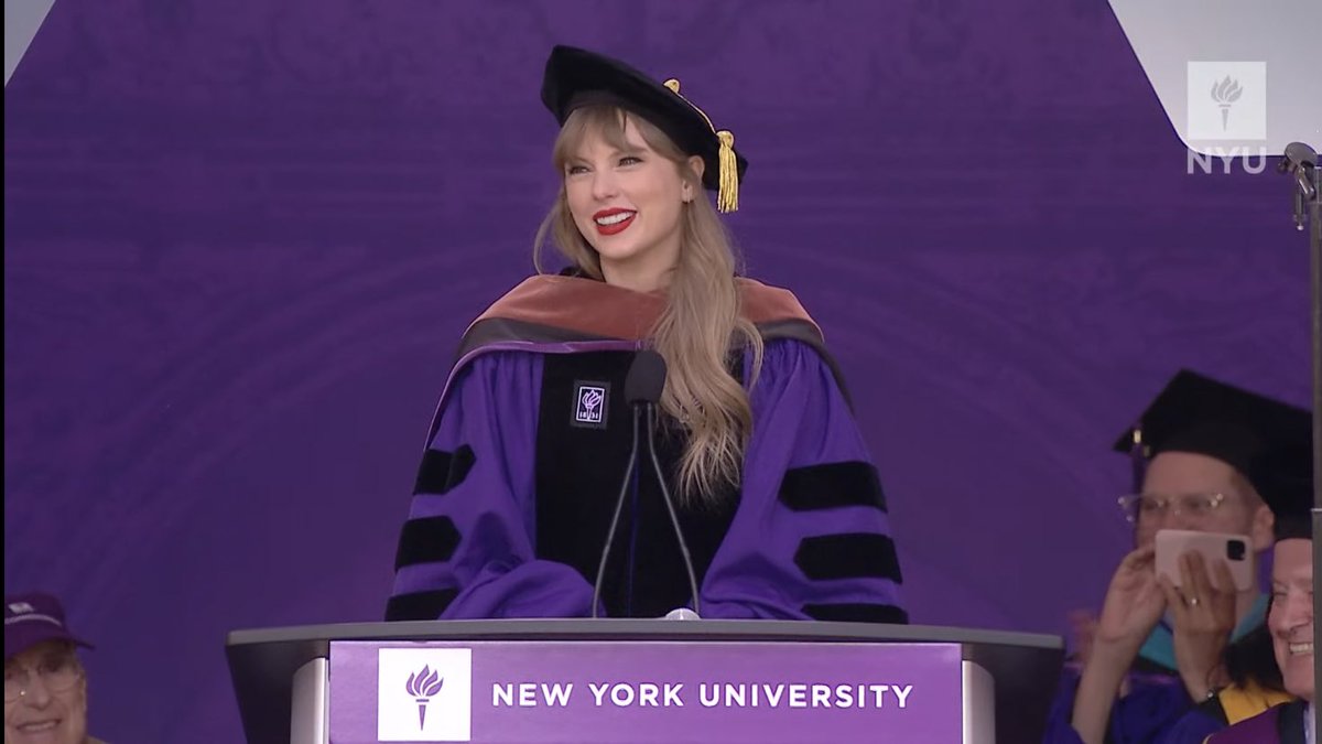 TSUpdatesPY's tweet photo. “I’m 90% sure the reason I’m here is because i have a song called 22” - Taylor Swift #22GraduatesVersion https://t.co/frIOBLUWO0