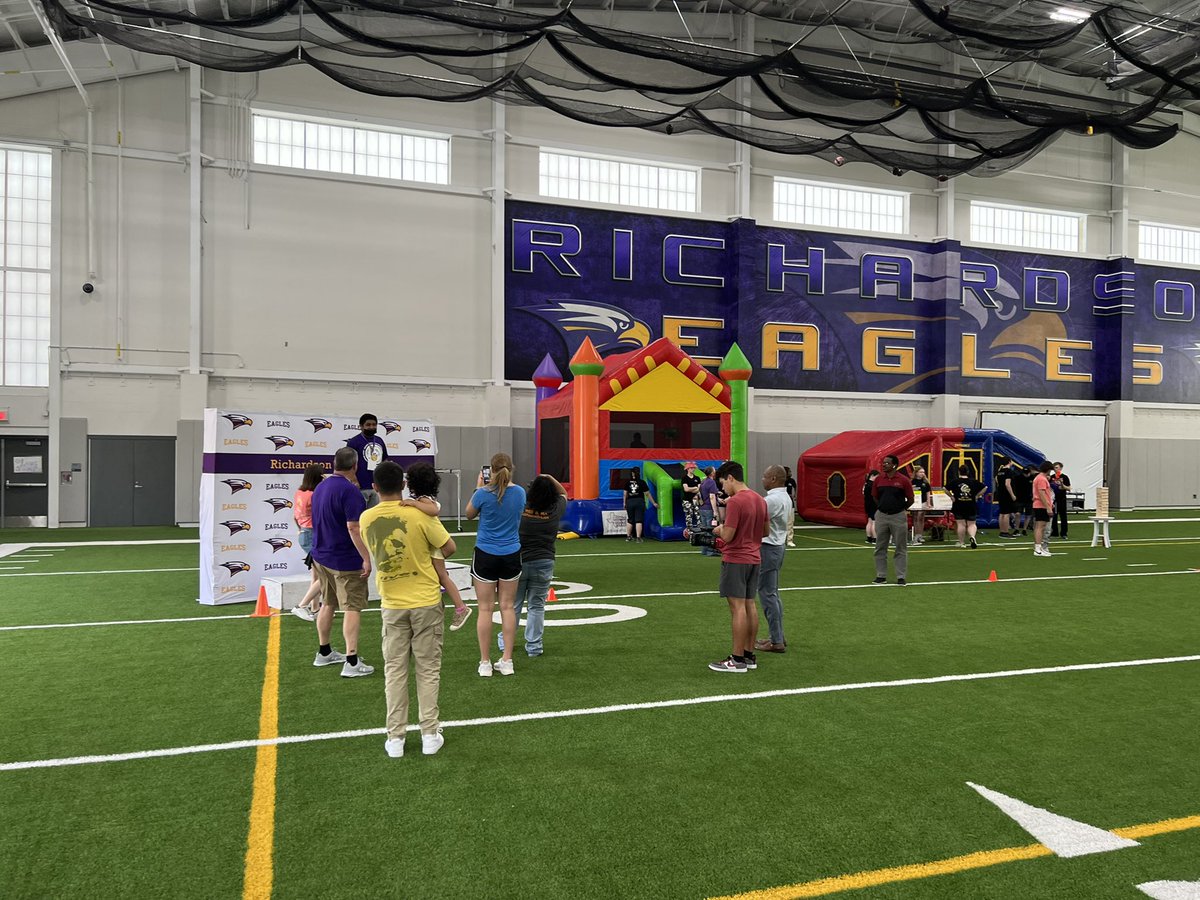 beth32887's tweet photo. Richardson high school hosting Play Unified Champions. These students are having the best day! #rhsplayunified #risdgreatness #connectandsoar @Choat311 @RichardsonHS1 https://t.co/WxkwfuRsgz