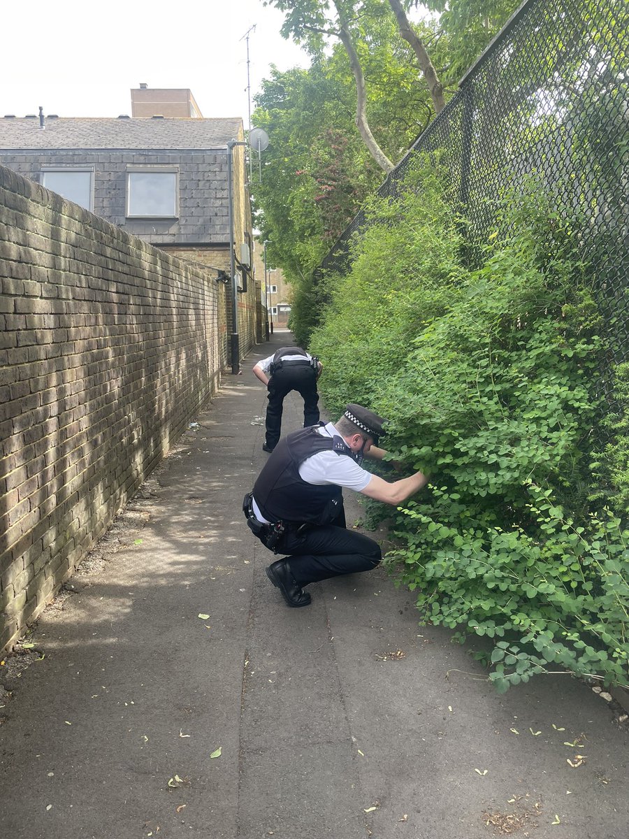 As part of the National #OpSceptre week, I have been busy handing out leaflets at Clapham Junction and carrying out weapon sweeps of the local area. We will continue to carry out a series of proactive work in order to keep you safe. #KnivesRuinLives #KnifeAmnesty 🚫🔪 ^1415SW