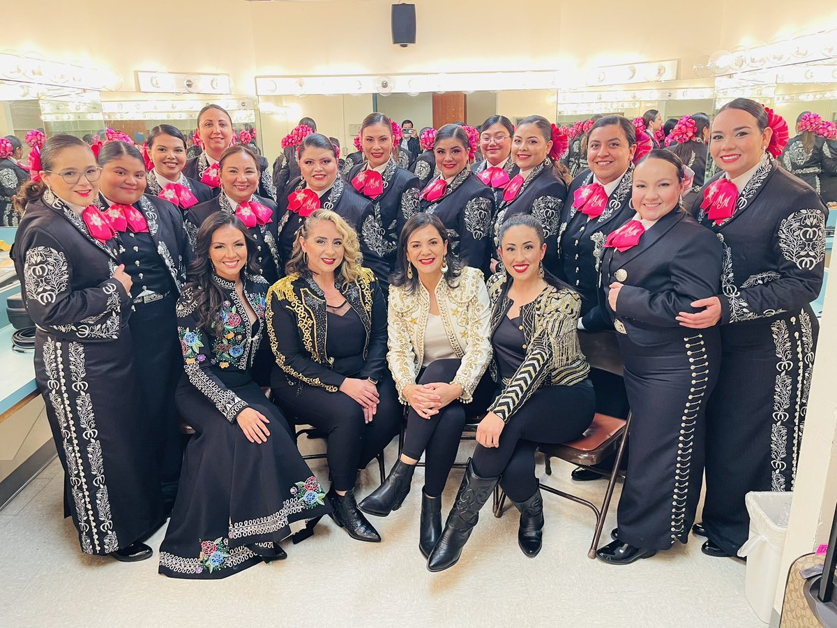 Mariachi emprendedoras! Strong women in music 💞🌸🎵.

#music #LupitaInfante #ELLAS_LA #mariachimargaritas #californiatotexas #mariachifemenil