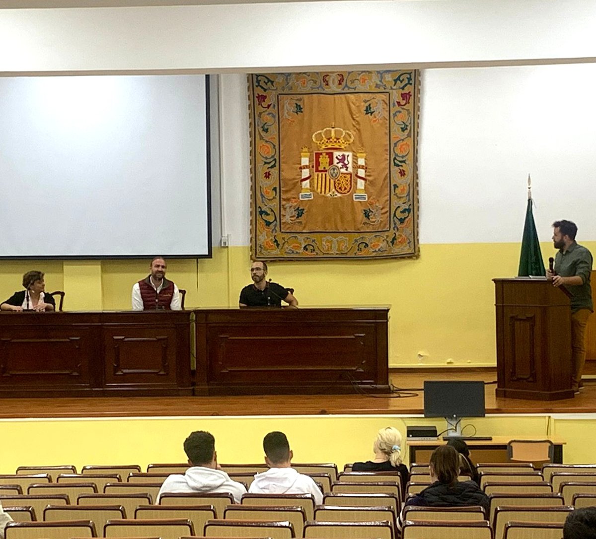 Ayoze Melo, ingeniero de #FedolaPapas, participó en el coloquio de antiguos alumn@s de la #EscuelaPolitécnicaSuperiorIngenieríaAgraria de <a href="/ULL/">Universidad de La Laguna</a>, organizado por <a href="/de_epsi/">Proyectos de Agua en las Islas Canarias</a>.
Un debate sobre el papel del técnico en la cadena agroalimentaria, la sostenibilidad, la mujer y la innovación.
