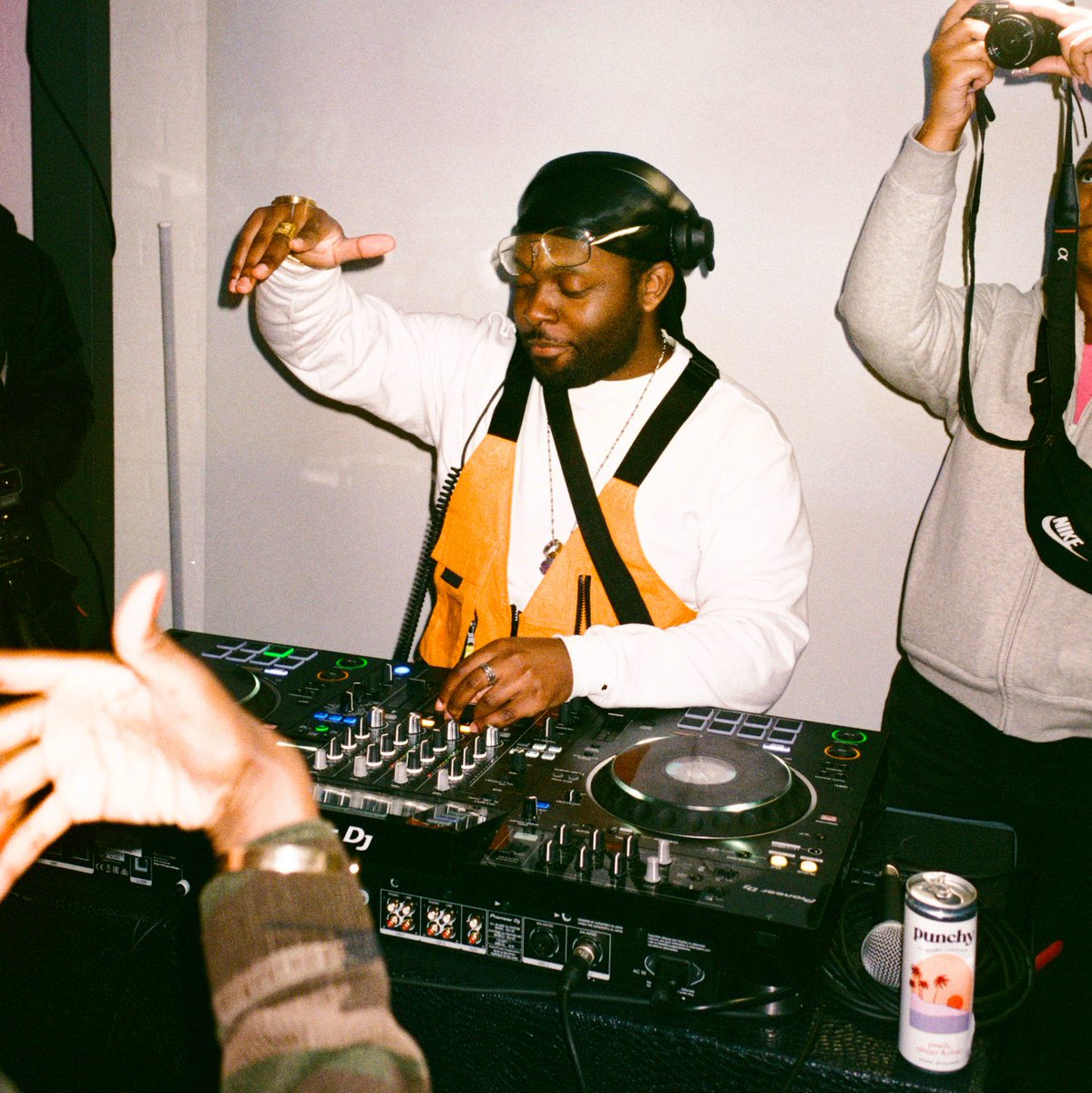 sofutureclub's tweet photo. Some more shots from last week's #FutureLDN launch event. We had to open up the decks and let the DJs do their thing. Vibes on vibes ⏩
Thank you @DrinkPunchy and @canowater for keeping us hydrated.
#sofutureclub • 📸: xmxdeus (IG) https://t.co/p2BZGjbS6u