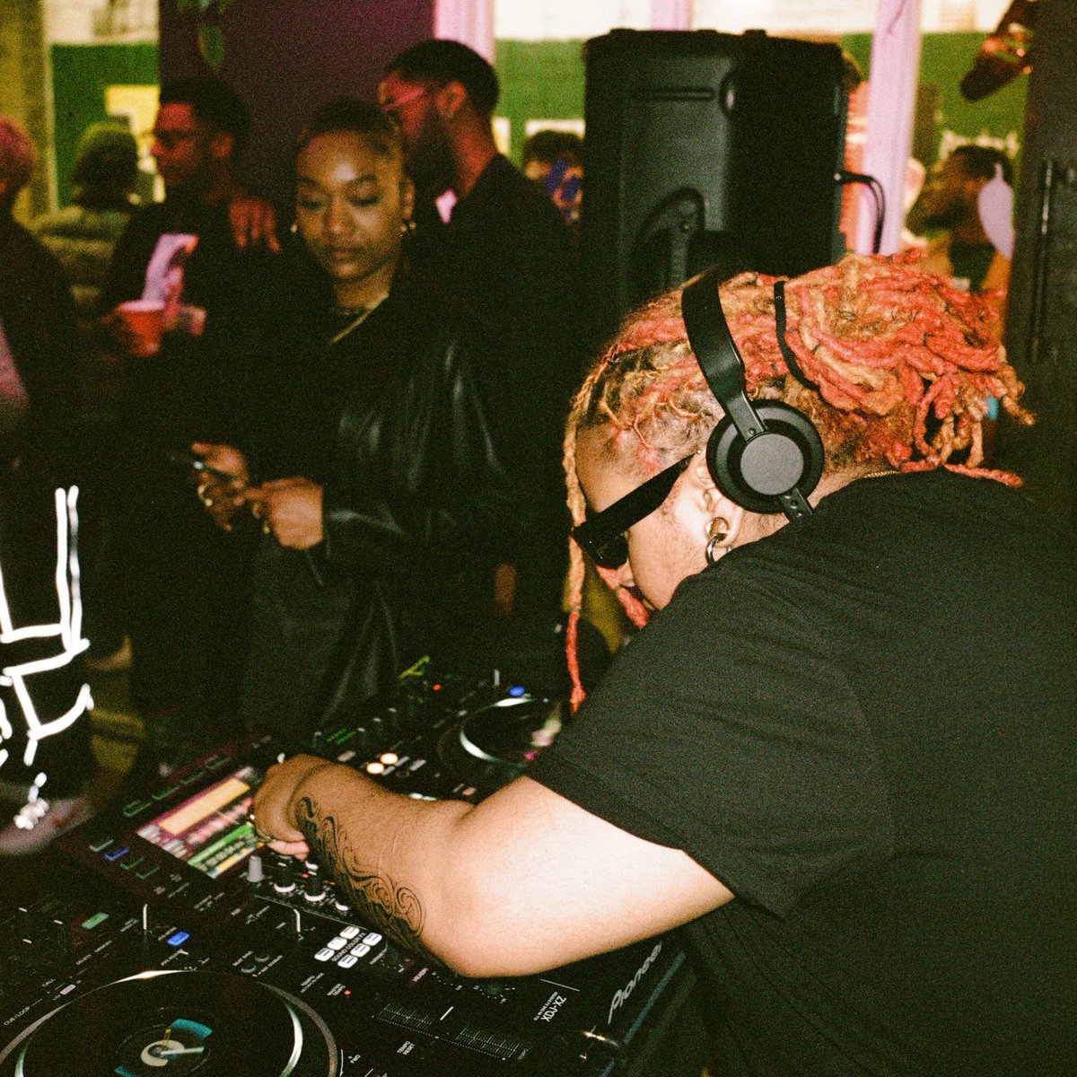 sofutureclub's tweet photo. Some more shots from last week's #FutureLDN launch event. We had to open up the decks and let the DJs do their thing. Vibes on vibes ⏩
Thank you @DrinkPunchy and @canowater for keeping us hydrated.
#sofutureclub • 📸: xmxdeus (IG) https://t.co/p2BZGjbS6u