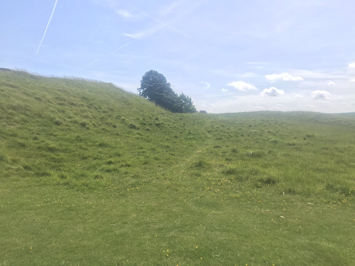 catttwings's tweet photo. Blewburton hillfort in Oxfordshire: the site of Iron Age occupation and of an early medieval cemetery. Last photo shows the view to the north with another hillfort (the Clumps) on the right. https://t.co/05y81r9g0r