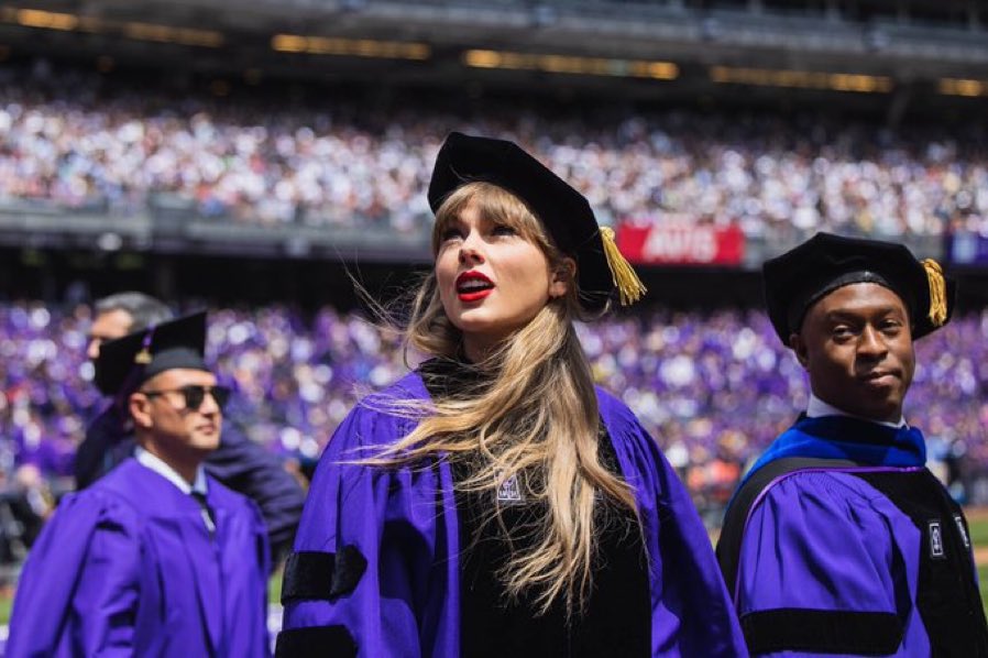 swifferupdates's tweet photo. 💬| "Never been ashamed of trying. Effortlessness is a myth.” 

- @taylorswift13 accepting her Honorary Doctorate Degree https://t.co/Bv61dOcDI8