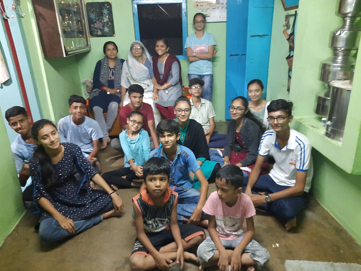 વેકેશન એટલે વણાંકબારા.(દીવ)
અમે બધાં ભાઈ બહેનો હંમેશાં મોટાં માસીનાં ઘરે જ ધામા નાખીએ. કામ તો કંઈ કરવાનું હોય નહિ, ફકત મોટાં બેન સાથે વાસણ સાફ કરવાં લાગતી. અને હાં, ત્યારે પણ હું વાંચતી ખરી. આજે વર્ષો પછી બધાં ભેગાં થયાં ત્યારે ખ્યાલ આવ્યો બાળકો ખૂબ જલ્દી મોટાં થઈ જાય છે હો..