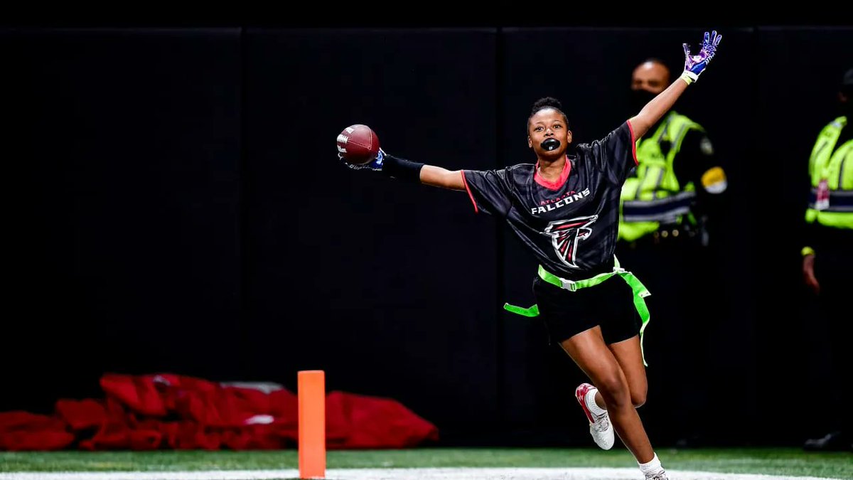 hockeymaria's tweet photo. What can the @NHL and #hockey learn from this? What the @AtlantaFalcons are doing for girls football is vital for the future of #womeninsports #RepresentationMatters #girlssports #femaleathletes #lifelongfans
https://t.co/TgnAChhZeM https://t.co/tDSmy4Fi4Z