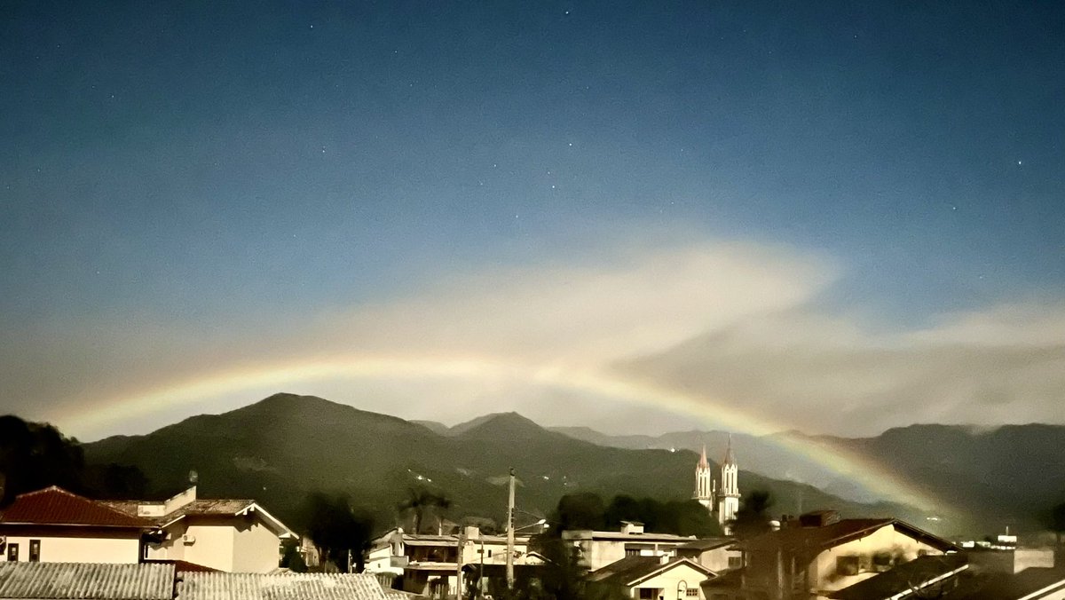 tiaggo's tweet photo. @metsul Um arco-íris noturno (?) em Praia Grande SC, as 21:40h, durante o Yakecan. 
@gabriel_zapa já tinha visto um desses? https://t.co/ANH7a9fwHc