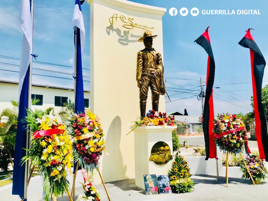 GuerrillaDigi11's tweet photo. #SandinoSiempre | Con develación de monumento, la militancia Sandinista de la Tres Veces Heroica ciudad #Esteli, saludan el 127 aniversario del natalicio del General Augusto C. Sandino. ✊❤️🖤

#VictoriasDeLaPaz #Nicaragua #JSEsteliD3 https://t.co/BPFyMOruDN