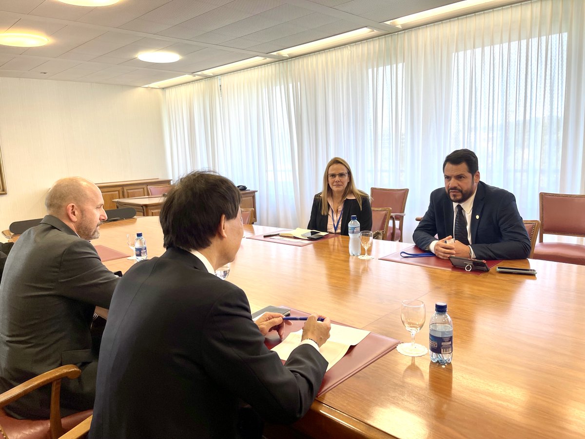 upu_onu's tweet photo. Profitant de l'élan créé par la signature du nouveau protocole d'accord, le DG de l'UPU a rencontré @frankcast, SG de @Union_UPAEP, pour discuter d'un partenariat encore plus fort ainsi que du leadership de #PUASP en matière de #SécuritéPostale et #EAD. https://t.co/3sZQOAQhB2