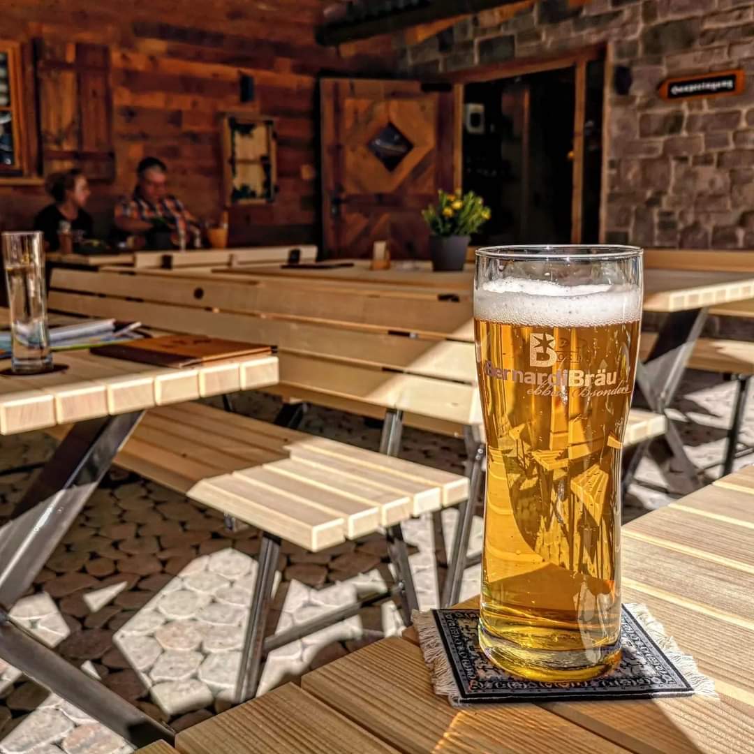 brunnenbraeu's tweet photo. BernardiBräu - Bernis Meistersud (****) 4,8%
#beeronthecarpet
#bernardibräu #bieralp #bernismeistersud #helles #hellesvollbier #vollbier #meistersud https://t.co/IKvU6EYYx9