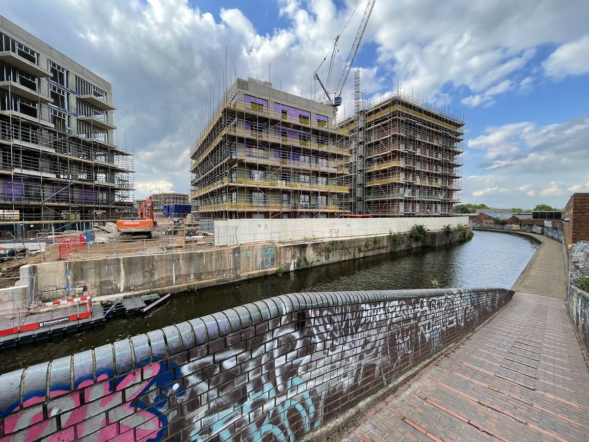 @BuildsWeAre @ClaridgeArchi @GalliardHomes @galliardhub @ApsleyPlc @imjustbrum @CityLivingBrum @andy4wm @BhamCityCouncil Amazing transformation of site. Here’s a snap from cycle ride on 7th May with work to create space for bridge over canal and stepped space.