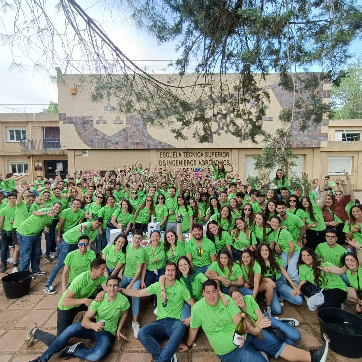 daetsiamb's tweet photo. Después de 2 años hemos vuelto a celebrar nuestra tradicional fiesta de San Isidro en el campo de prácticas de la ETSIAM y con el mejor ambiente de la UCLM.
Gracias a todos los que habéis ayudado. https://t.co/KwYl6GiCDM
