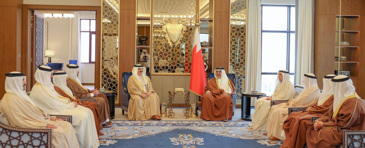 BahrainCPnews's tweet photo. جلالة الملك المفدى #حمد_بن_عيسى يلتقي سمو ولي العهد رئيس مجلس الوزراء الأمير #سلمان_بن_حمد #البحرين https://t.co/Z8vAV1h24H