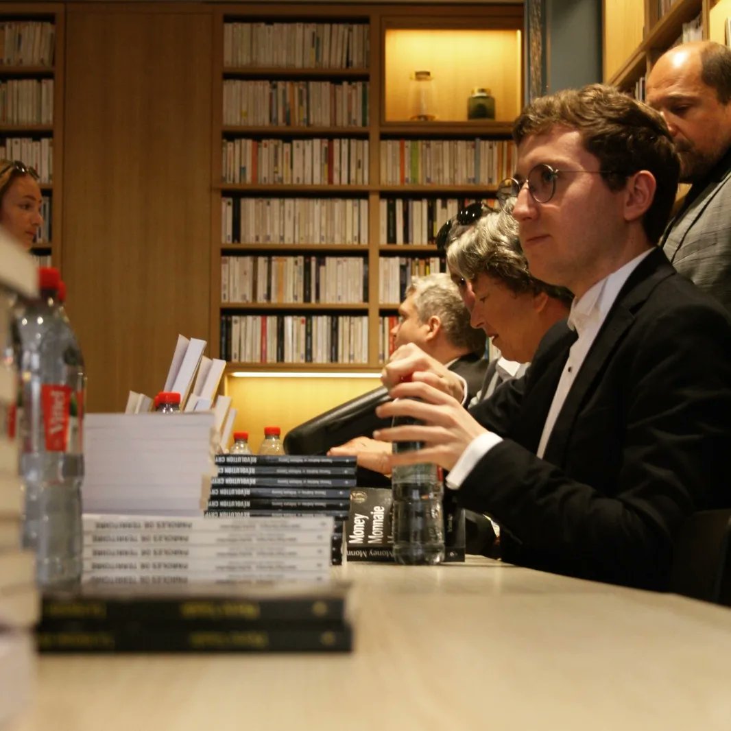 ThomasAndrieu_'s tweet photo. Séance dédicace au cœur de Paris avec @JDHEditions ! 

Dédicace du livre RÉVOLUTION CRYPTOS 👇🏻 
https://t.co/FcD3SdWlW7 https://t.co/tDjUd5TZ8m