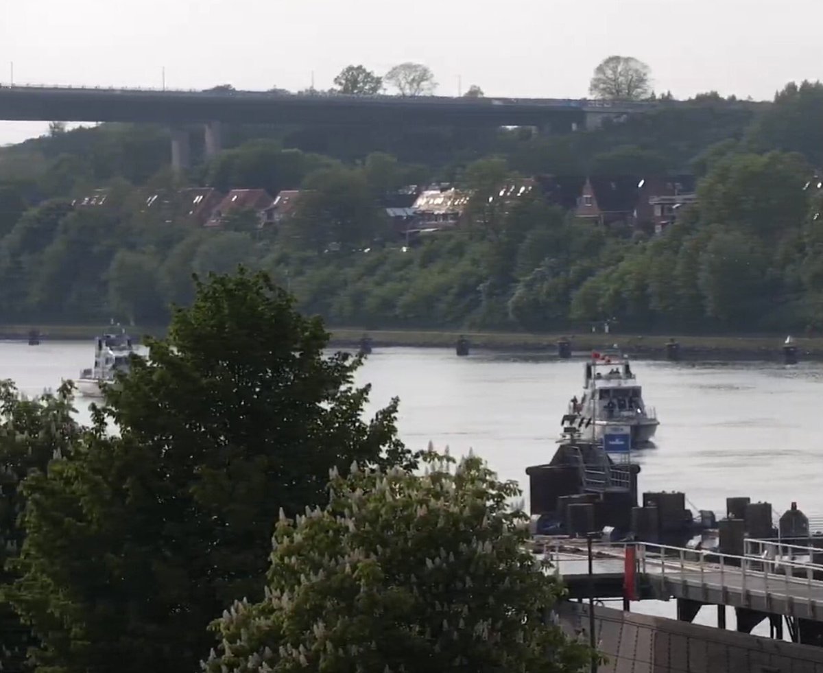 WarshipCam's tweet photo. HMS Archer (P264) and HMS Charger (P292) Archer-class P2000-type patrol vessels coming into the Kiel Locks in the Kiel Canal in Germany - May 18, 2022 #hmsarcher #p264 #hmscharger #p292 https://t.co/VNqcS4yjsE