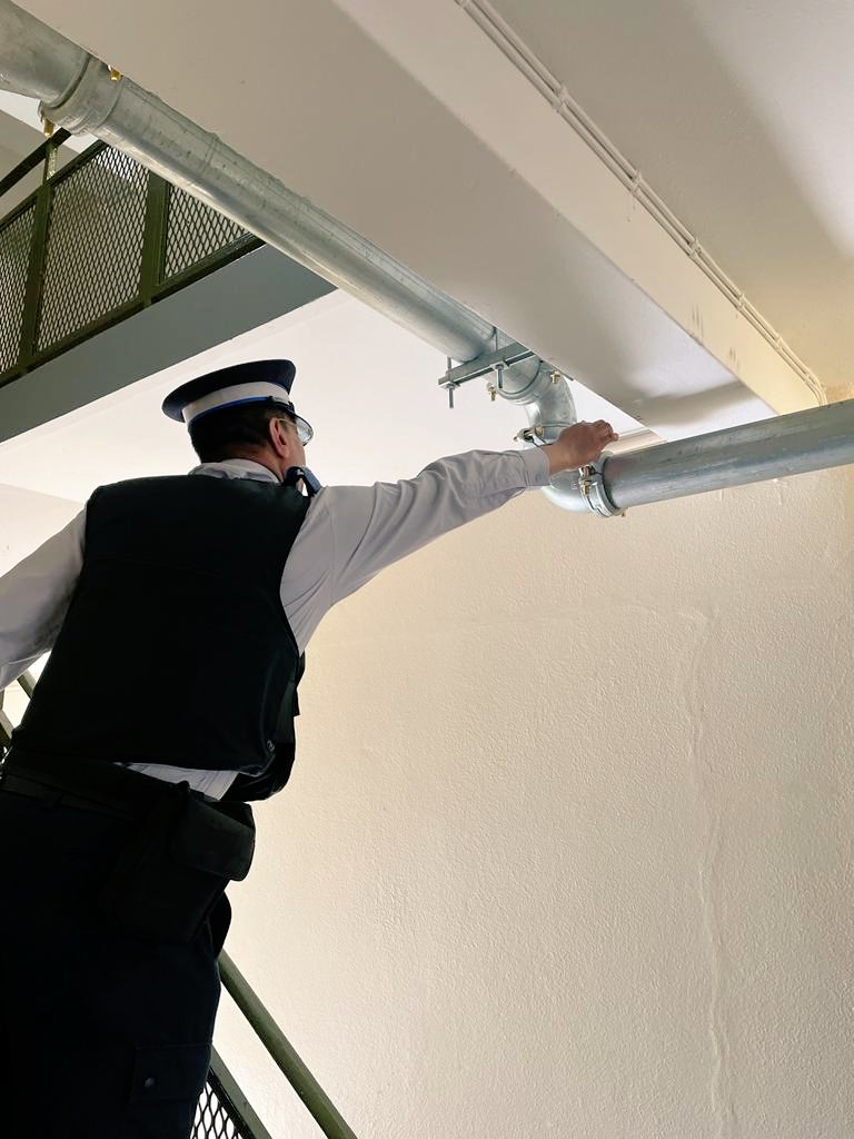 MPSWoodberryDwn's tweet photo. Local officers conducting an Estate Sweep on The AMWELL COURT Est N4, part of a week long national operation to bring everyone together to focus on knife crime #OpSceptre. To prevent crime by enforcement, eduction and engagement.
#Woodberrydown
#Safercommunities
#HackneyPolice https://t.co/wD1XkyJ4Xe
