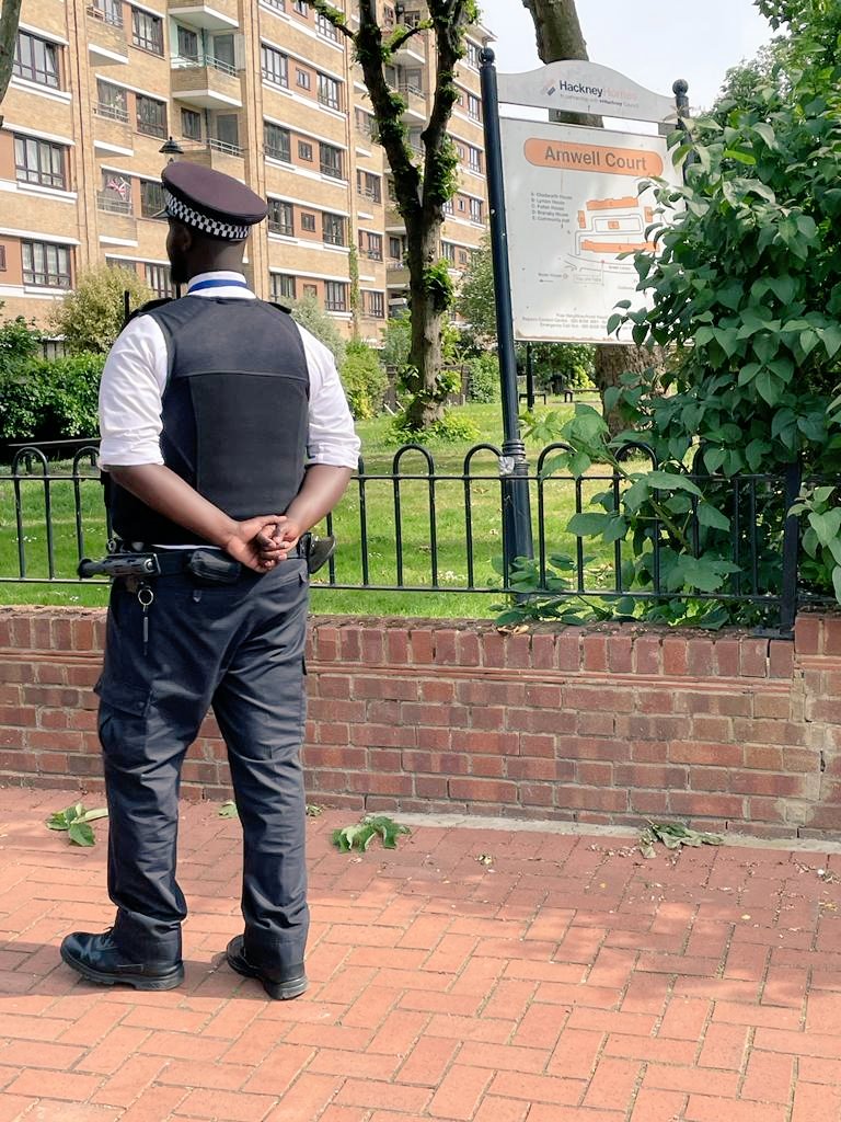 MPSWoodberryDwn's tweet photo. Local officers conducting an Estate Sweep on The AMWELL COURT Est N4, part of a week long national operation to bring everyone together to focus on knife crime #OpSceptre. To prevent crime by enforcement, eduction and engagement.
#Woodberrydown
#Safercommunities
#HackneyPolice https://t.co/wD1XkyJ4Xe