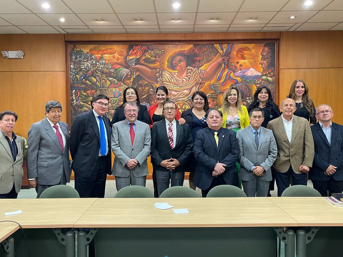 CCPIbarra's tweet photo. Gracias a la U. Andina Simón Bolívar por la apertura en el lanzamiento oficial del libro "Crónica del Comercio Ibarreño y de sus Protagonistas" dirigido por el notable historiador Dr. Enrique Ayala Mora y elaborado por el periodista y cronista ibarreño Lcdo. Jacinto Salas. https://t.co/Z1KtVER2dM