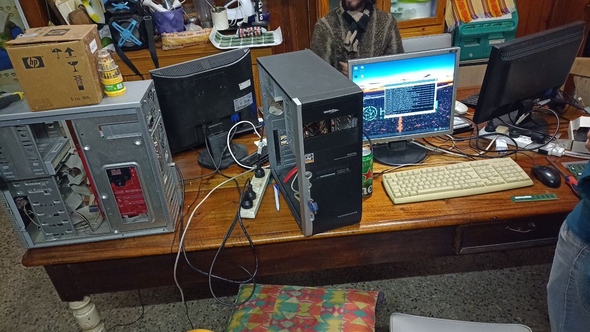 hackfunrosario's tweet photo. Escenas de la última reunión de reparación y ravioles de #Hackfun! https://t.co/1mgseRXNO8