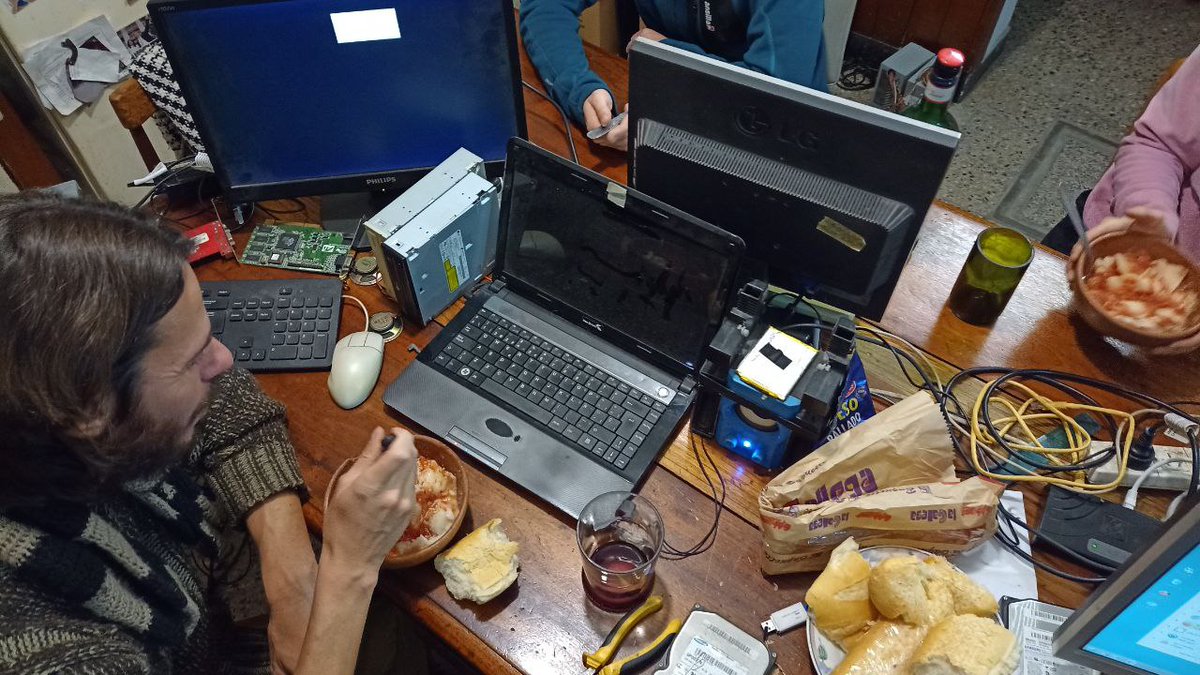 hackfunrosario's tweet photo. Escenas de la última reunión de reparación y ravioles de #Hackfun! https://t.co/1mgseRXNO8