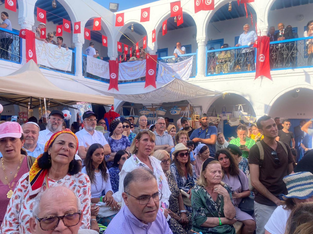 ParantAndre's tweet photo. A la synagogue de la #Ghriba avec des milliers de pèlerins et d'invités.
L'île 🇹🇳 de #Djerba incarne la paix et la coexistence religieuse 🕎☪️✝️, des valeurs plus que jamais nécessaires à notre temps. https://t.co/yeQPuApYaQ