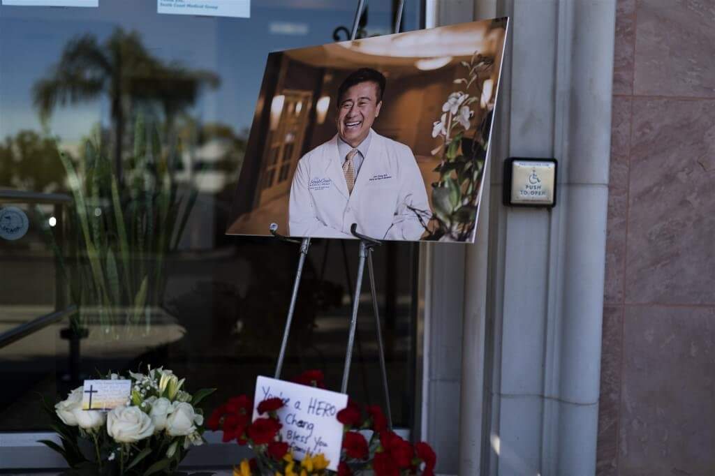 SatanismTemple's tweet photo. John Cheng鄭醫師，他以一介凡人之軀捍衛了更多上帝沒保護到的人，沒有多少人敢在恐怖攻擊下勇敢站出來，沒有多少人能直面槍口還勇往直前，他是一個英雄，一個捍衛他人的英雄一個捍衛家人的英雄，向John Cheng鄭醫師獻上崇高的致敬！願您安息。

#加州槍擊案 #長老教會 #JohnCheng #鄭醫師 #英雄 #RIP https://t.co/Q3eWGSC87z