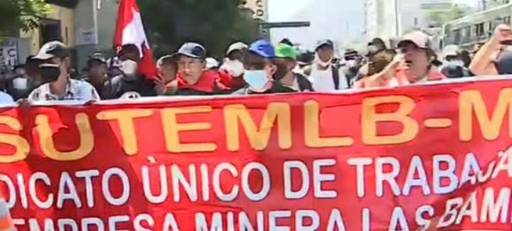 MundosurI's tweet photo. El sindicato de trabajadores de la minera "Las Bambas", se movilizan en el centro de Lima hacia el Congreso de la República para que se atienda sus pliego de reclamos y se reabra la minera, exigiendo al ejecutivo se acelere el diálogo con la población apurimeña en conflicto. https://t.co/VKTsdmDziQ