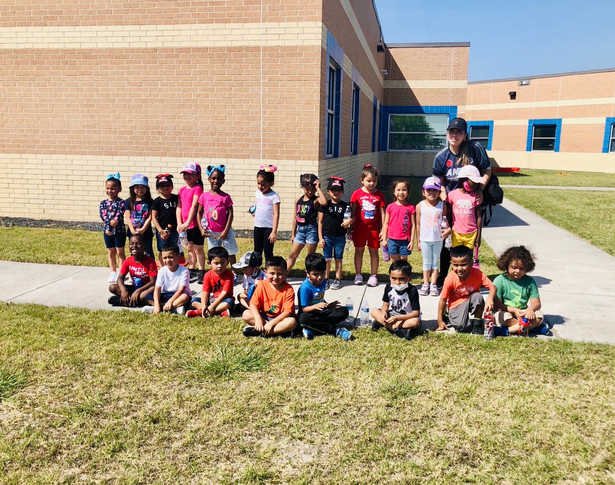 _scampuzano_'s tweet photo. ☀️Sports Day was so much fun! ☀️ #PowerofPrimary⚽️ #PreKindergarden🏀 @AldineISD 🏈@Primary_AISD⚾️@AldineEsl 🎾 @Griggs_AISD 🏅 https://t.co/lF314dUh6g