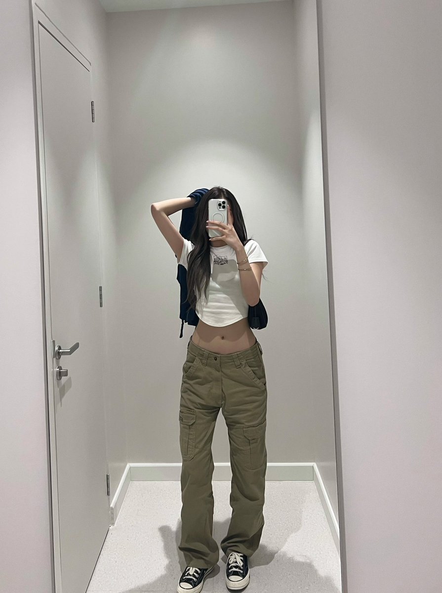 ช่วงนี้อินกับ cargo pants มาก แต่หาซื้อยากง่ะ ต้องดูตามร้านมือสองถึงจะมี