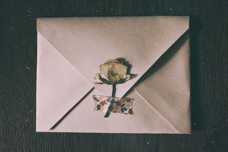 Sevilmek; 
"Leylâ'sına mektubu ulaşsın diye 25 kuruşluk posta pulu almak için hamallık yapan Ahmed Arif'in hakkıydı."