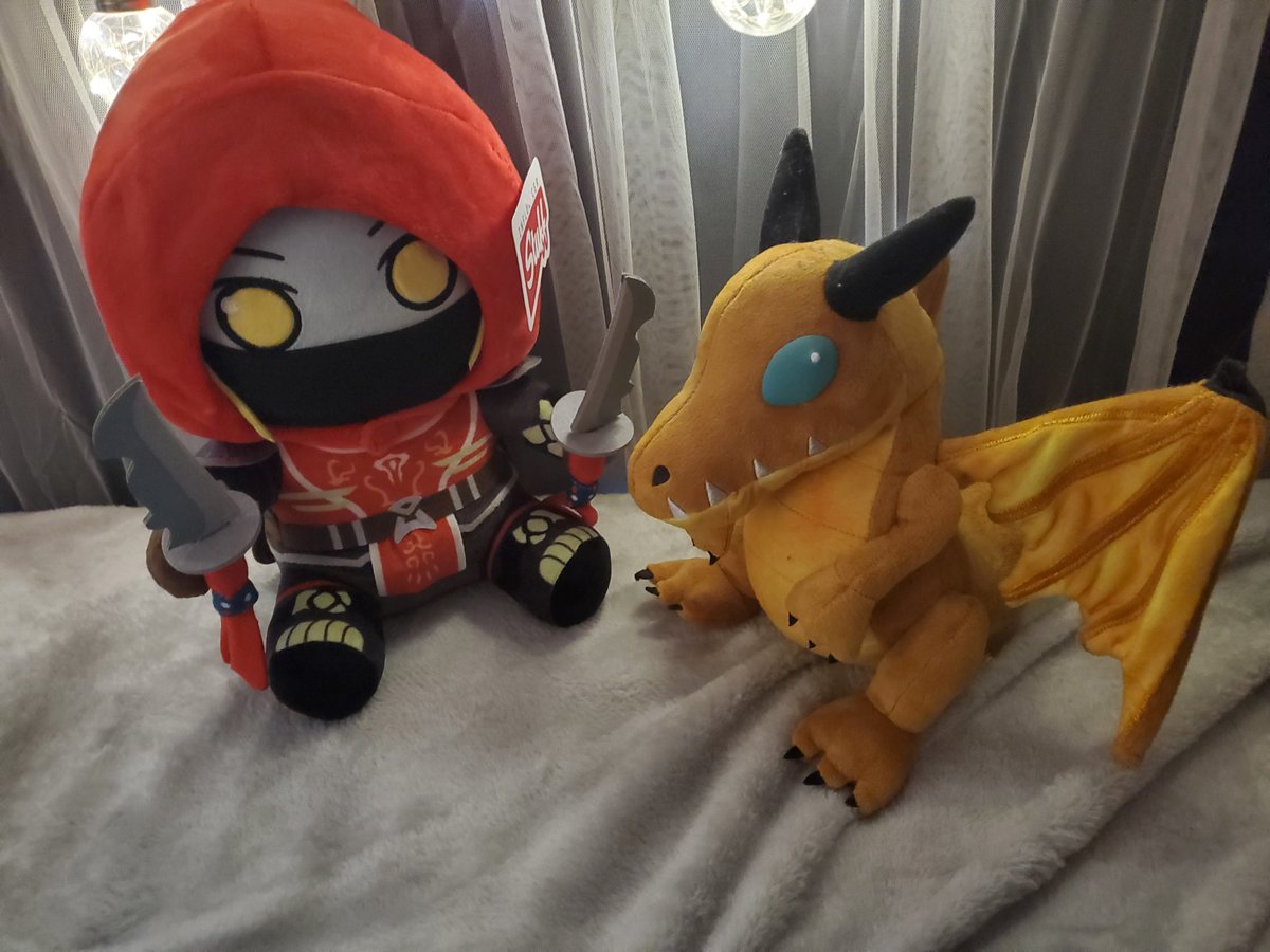 Aeriyth's tweet image. My @Barny Beekeeper plush arrived today, surprisingly large. Crazy detail too, but making the bronze plush nervous.. #worldofwarcraft