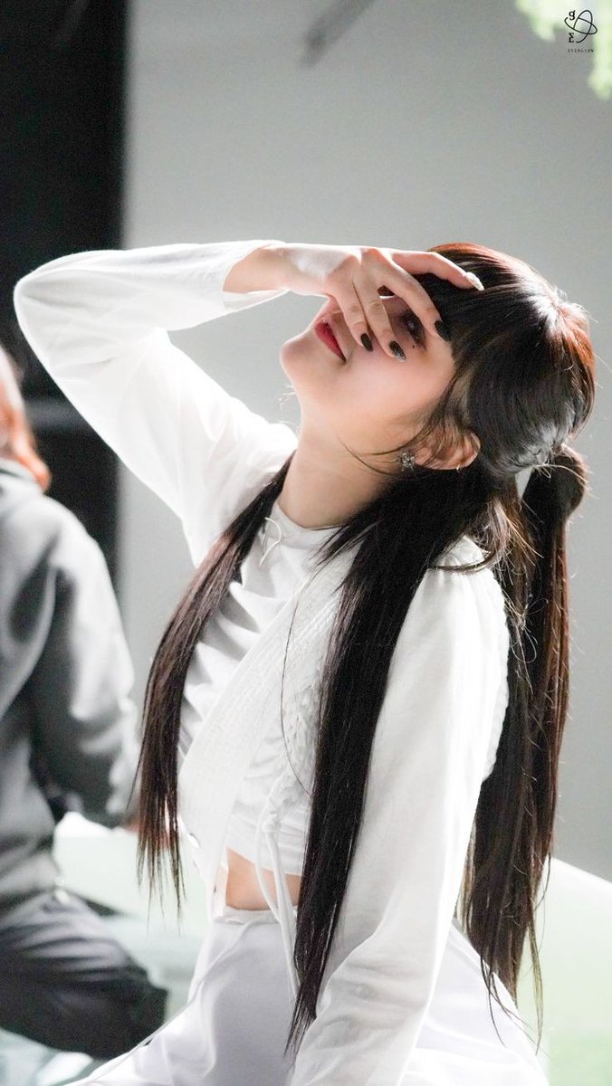 jiwonda's tweet photo. first era jiwon, oui, oui 🤌🤌
#EURapGoddess #HAPPY_EU_DAY #EspeciallyEUDay #EVERGLOW #에버글로우 #이유 #EU @EVERGLOW_TWT https://t.co/stj1Gs306z