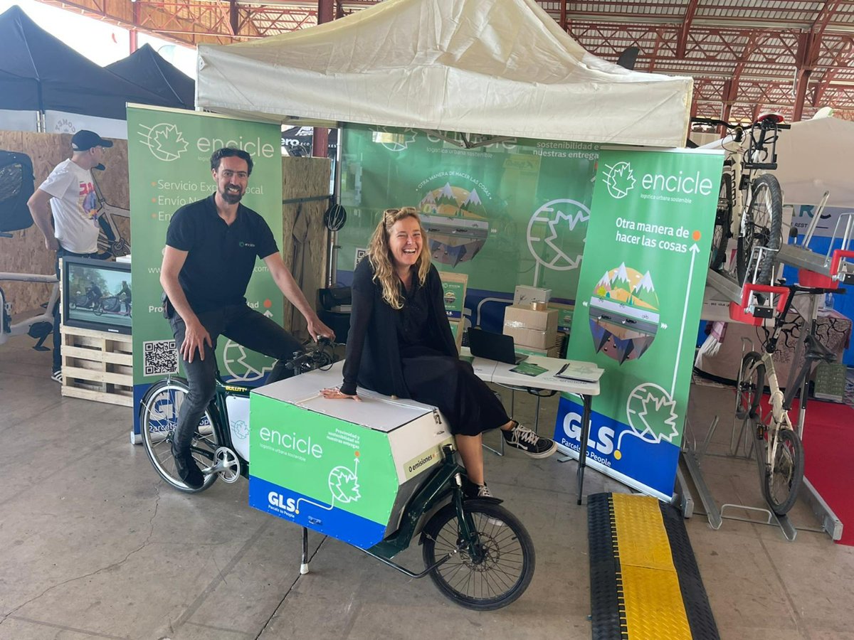 GLS_Spain's tweet photo. Este fin de semana hemos estado con @encicle en la 1ª Fira Nacional del ciclismo urbano #Ciclosferia 🚲 en Valencia 

¡Seguimos apostando por una movilidad sostenible! Nos encanta poder realizar los envíos con nuestras #ebike. 

¿Y tú? ¿También te mueves en bici?

#ClimateProtect https://t.co/RDoj4bMmwu
