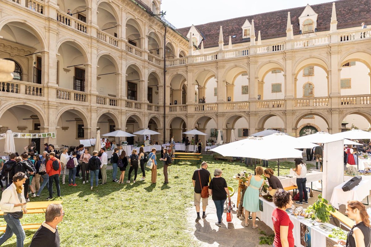 skrautwaschl's tweet photo. So grün und belebt könnte der Landhaushof ruhig öfter aussehen, oder? 🌻 Beim Markt der #Artenvielfalt luden heute zahlreiche steirischen #Naturschutzorganisationen zum Austausch über ihre Arbeit und den Erhalt heimischer #Biodiversität. @Natur_Stmk https://t.co/7alsmocuaK