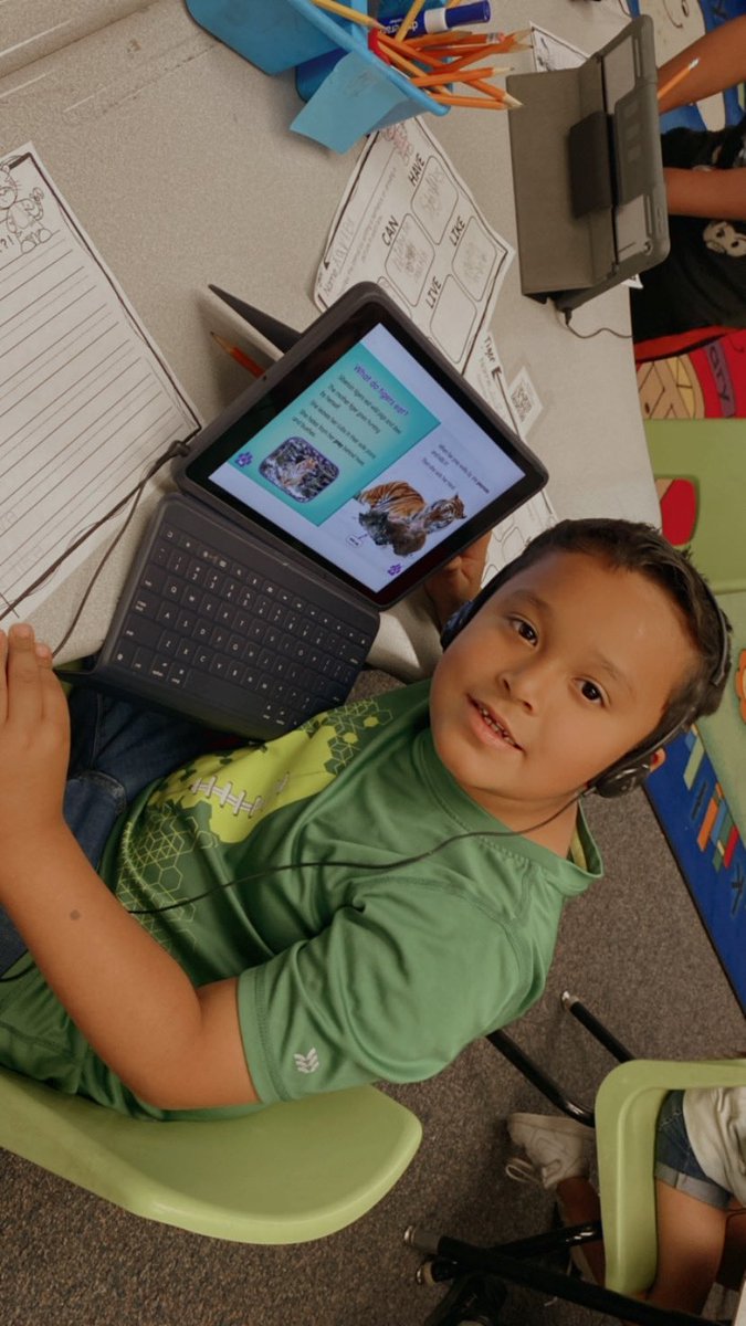 MsClarisaFlores's tweet photo. JMA First Grade science fun 🤩 our students are working on group research projects on zoo animals. They are doing a great job collaborating with one another. 🧠💬 https://t.co/lSs0RK6zm8