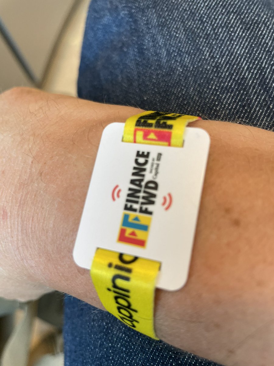 hartmut_giesen's tweet photo. Kleine Beobachtung am Rande: 80 % der Security-Schlangen-Nachbarinnen &amp; -Nachbarn trugen einen #FFwd22 oder #OMR22 Chip - hat eigentlich schon jemand über das Payment-Chip-System geschrieben, oder war nur mir das neu #Fintech https://t.co/8sAbwXCfyE
