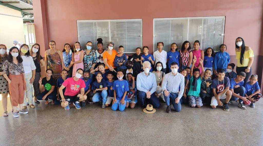 EmbAusBrasil's tweet photo. No mês passado nosso embaixador interino Grant Morrison visitou o CEF 02 da Estrutural, uma das escolas beneficiadas pela @passatempoedu, com apoio do nosso #ProgramadeAjudaDireta (DAP). Foi ótimo participar de atividades com as crianças!👏 #AusEducação #PartnershipForRecovery https://t.co/08a2ECgod1