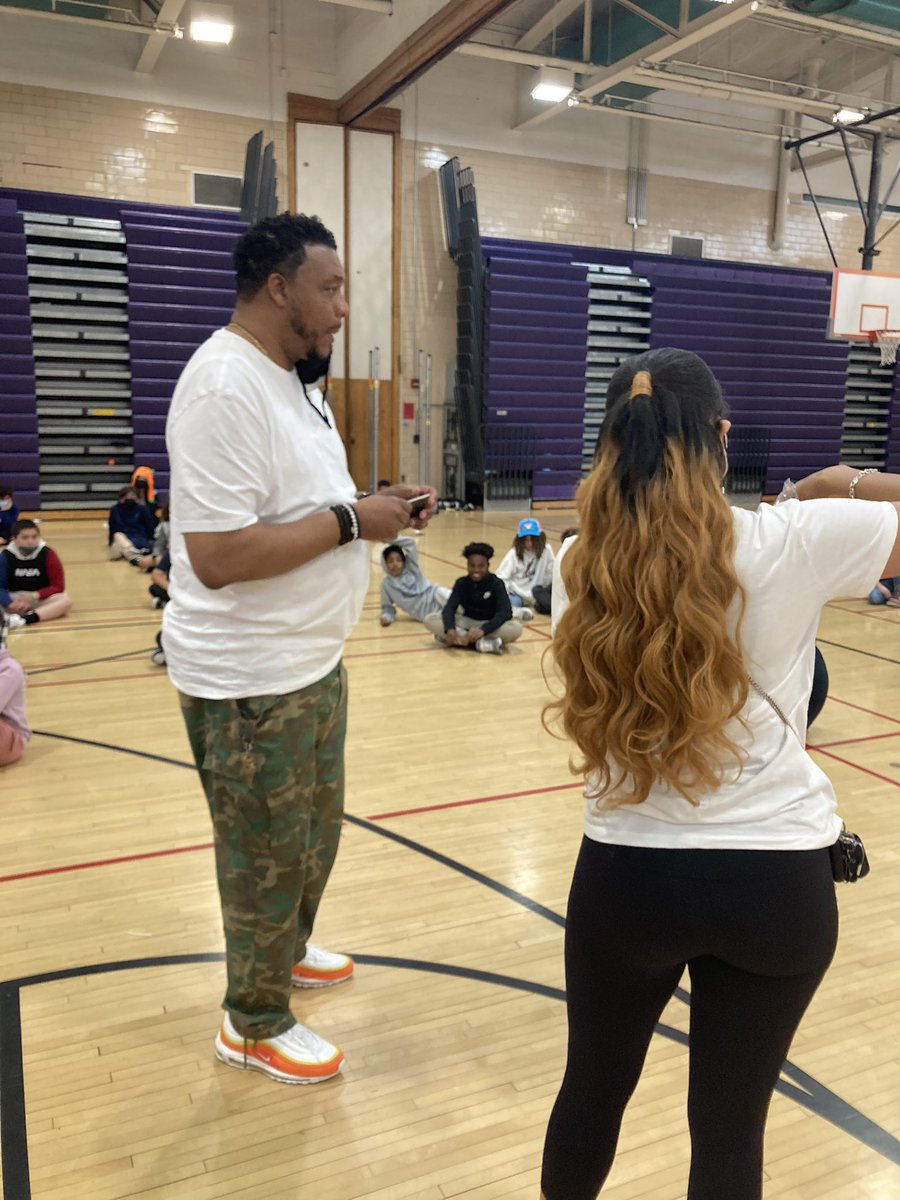 Thank you Greg Young for joining us in the <a href="/APSGunston/">APSGunston</a> Garden to share the words of wisdom that help make <a href="/youngchase907/">Chase Young</a> an outstanding athlete and member of the Washington <a href="/Commanders/">Washington Commanders</a>! <a href="/spnramirez/">WramirezSPN</a> <a href="/khethiwe_hudson/">Khethiwe Hudson</a> <a href="/Gunston_PTA/">GunstonPTA</a> <a href="/PadreslatinosGm/">padreslatinosgms@gmail.com</a>