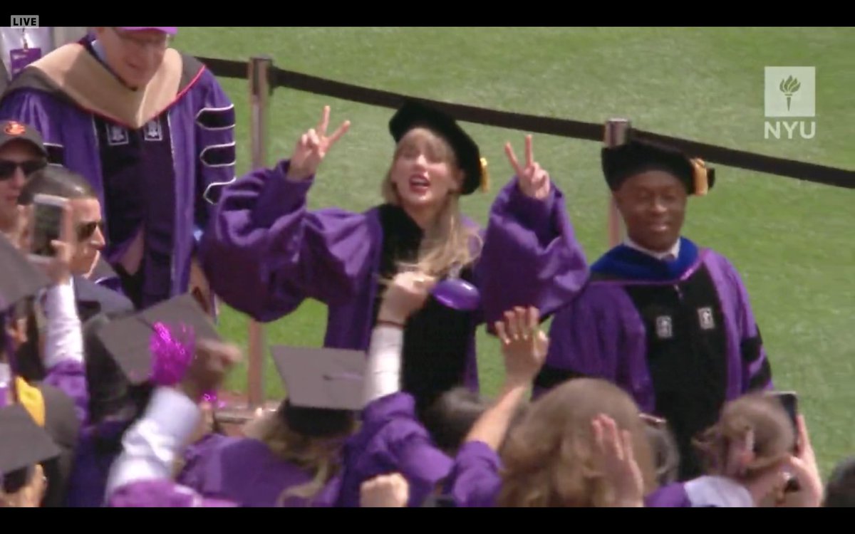 Cherogenius's tweet photo. #22GraduatesVersion 
How can she be so cute and so gorgeous at the same time😭😭😭@taylorswift13 @taylornation13 https://t.co/73zCe8g2BU