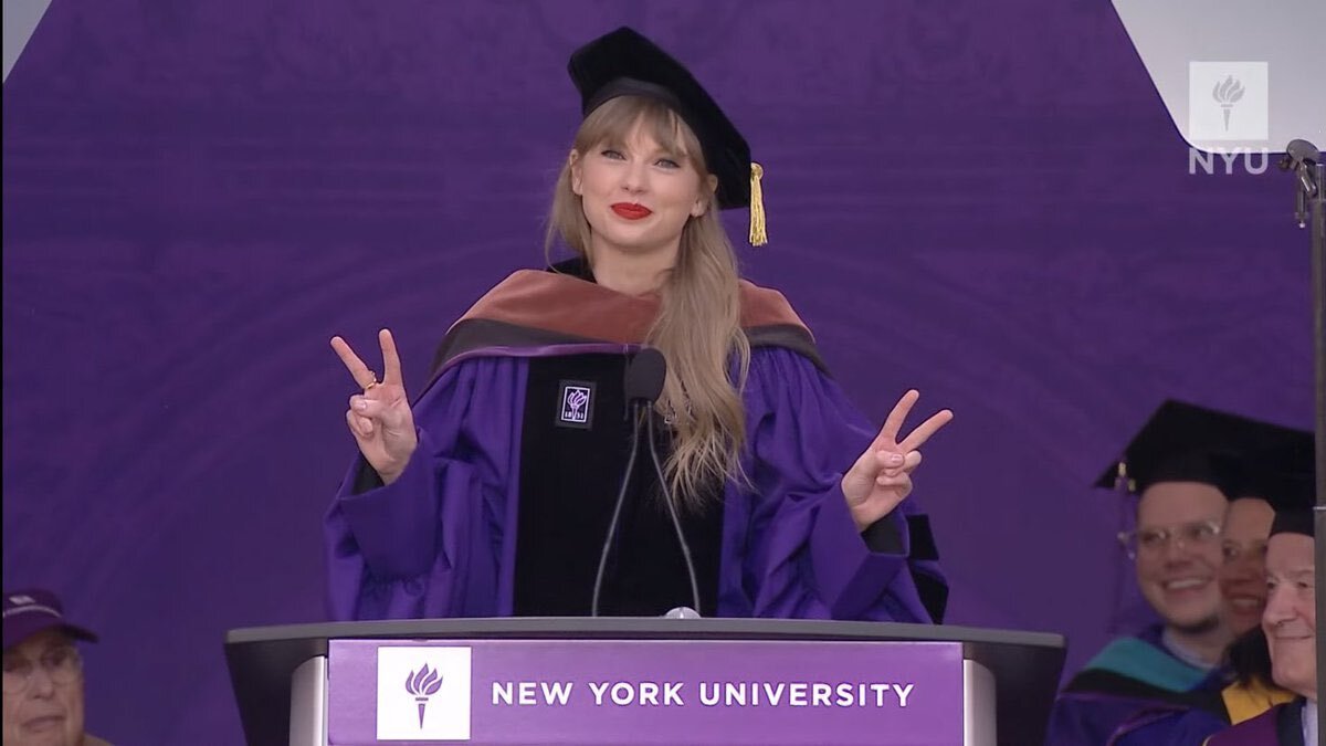 enews's tweet photo. We hope @taylorswift13 is having the best day.💜 #NYU2022 #22GraduatesVersion https://t.co/BuvWNzoNgK