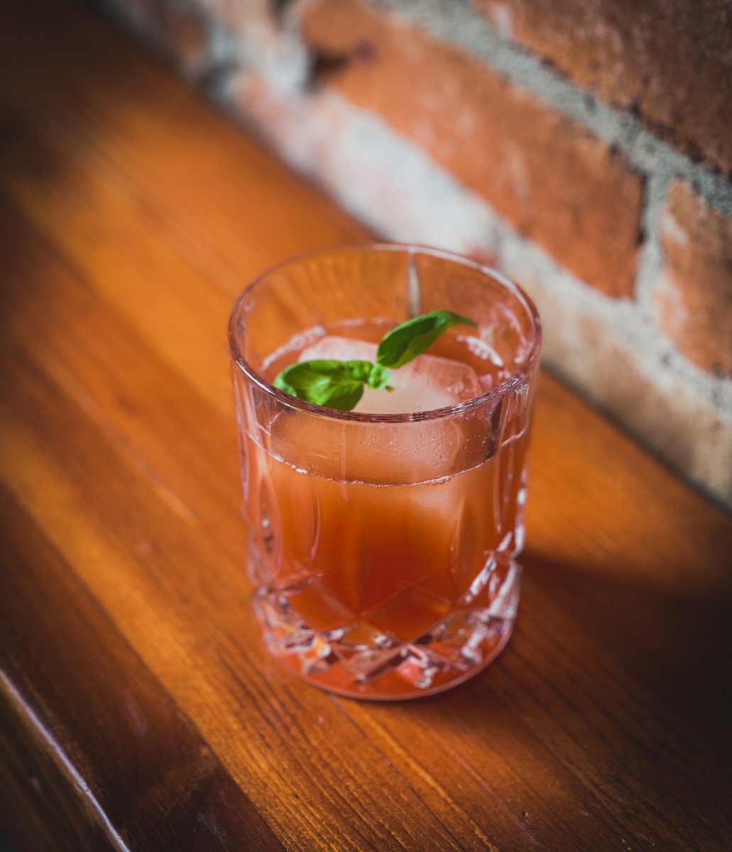 A tropical twist on our favorite classic cocktail. The Pinapple Piña Old Fashioned features Willie’s Distillery Bighorn Bourbon, pineapple, basil, and bitters. 🥃🍍 
Stop downtown to Enbär tonight!