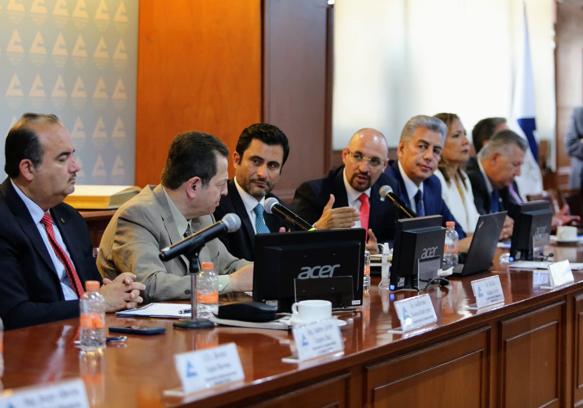 En el marco de la reunión de Consejo Directivo, el Presidente de CONCANACO, <a href="/hectortejadasha/">Héctor Tejada</a>, y el Tesorero, <a href="/octaviodlatorre/">Octavio de la Torre</a>, explicaron al secretario de Desarrollo Económico de CDMX, <a href="/FadlalaAkabani/">Fadlala Akabani</a>,  la plataforma comercial, #Concaclick, que impulsa la Confederación