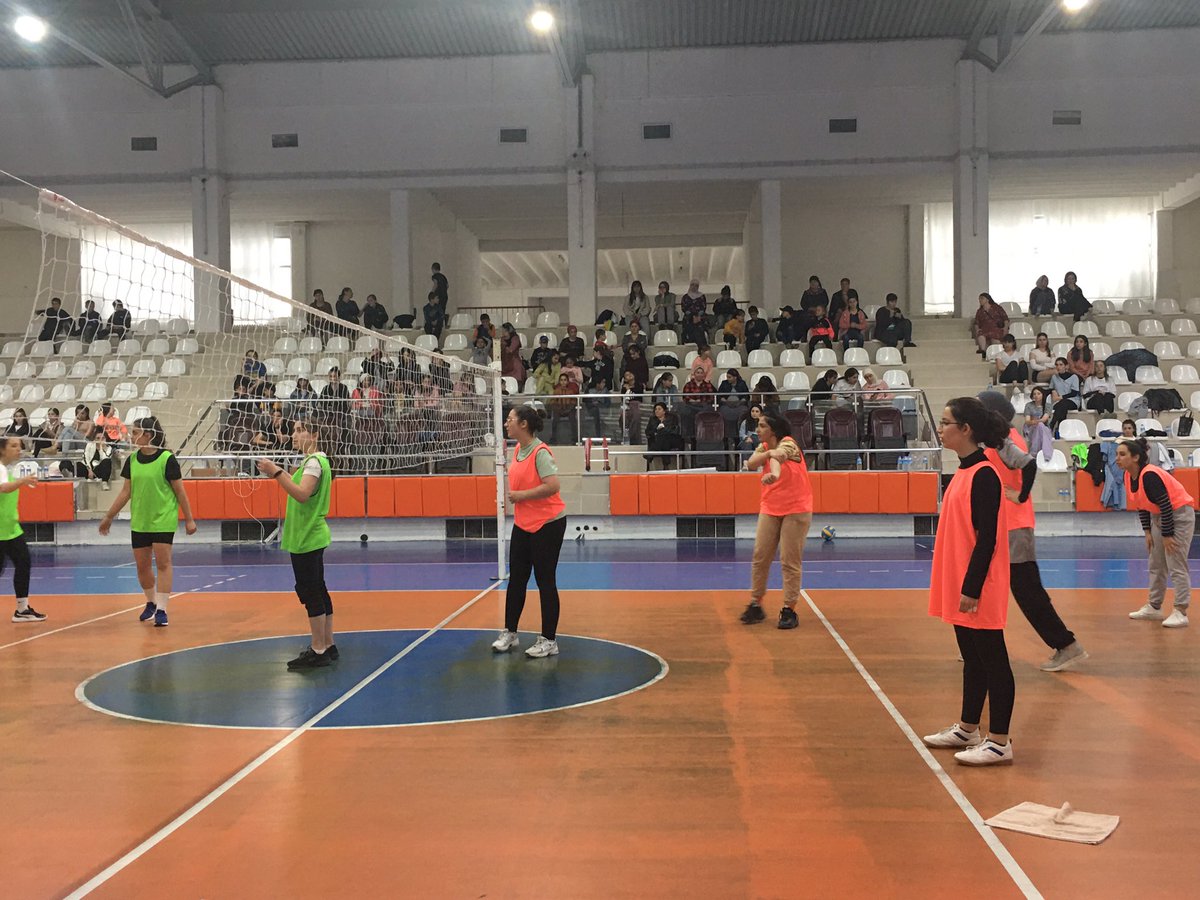 #GençlikHaftası etkinlikleri kapsamında Yurt Müdürlüğümüzde Dilek ÖZAK MERT hocamızın katkılarıyla Voleybol Turnuvası gerçekleştirildi. ✨ Turnuvamızın ardından gençlerimize hediyeleri takdim edildi.🏅Umut sensin başarı sensin ! #BuBayramSenin <a href="/EdirneKYGM/">GSB Edirne Yurtları</a> <a href="/selimakGSB/">Selim AK</a> <a href="/dilekozak/">Dilek Özak MERT</a>