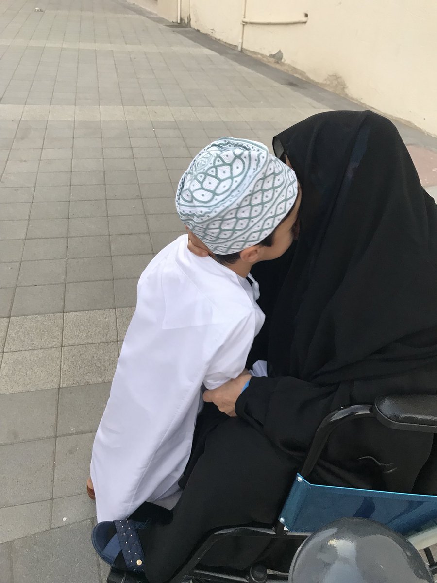 العيـشُ ماضٍ فأكـرِم والديـك بـهِ 

والأمُّ أولـى بـإكـرامٍ وإحـسـانِ 

وحسبُها الحمـلُ والإرضـاعُ تُدمِنـهُ
 
أمـرانِ بالفضـلِ نـالا كل إنسـانِ